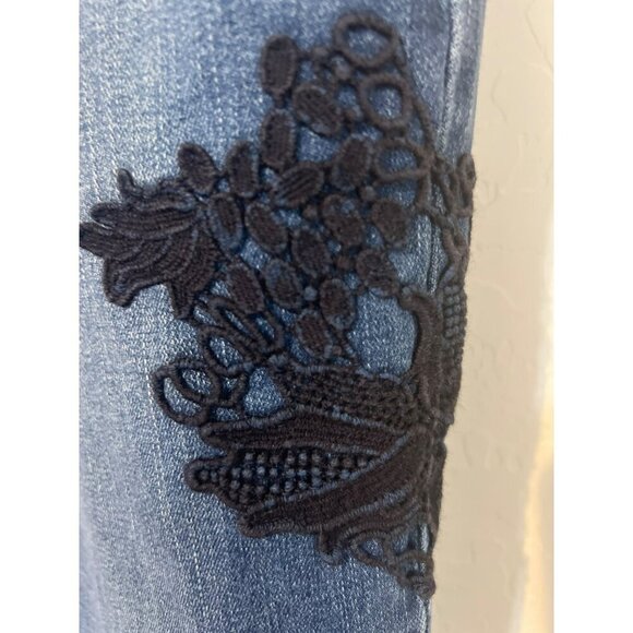 Chico's Platinum Sz 2 (US 12 L) Lace Applique Roll Cuff Crop Jeans Boho - Picture 3 of 11